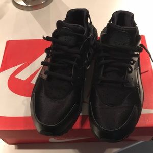 Women’s Nike huarache run sneakers